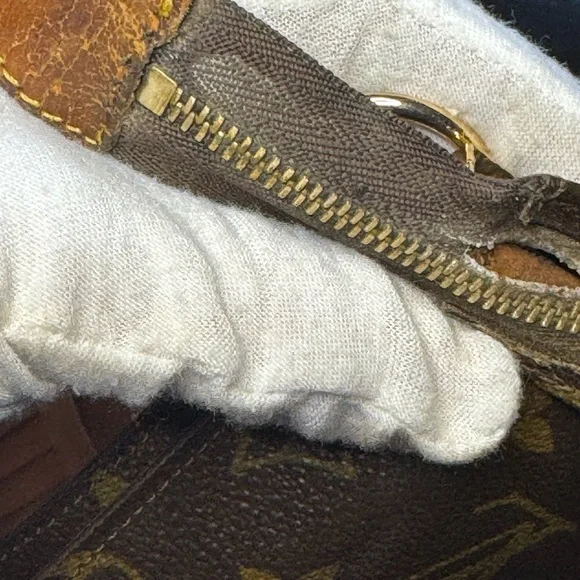 Louis Vuitton
LV Monogram Toiletry Pouch 26 vintage converted Crossbody - Picture 16 of 16